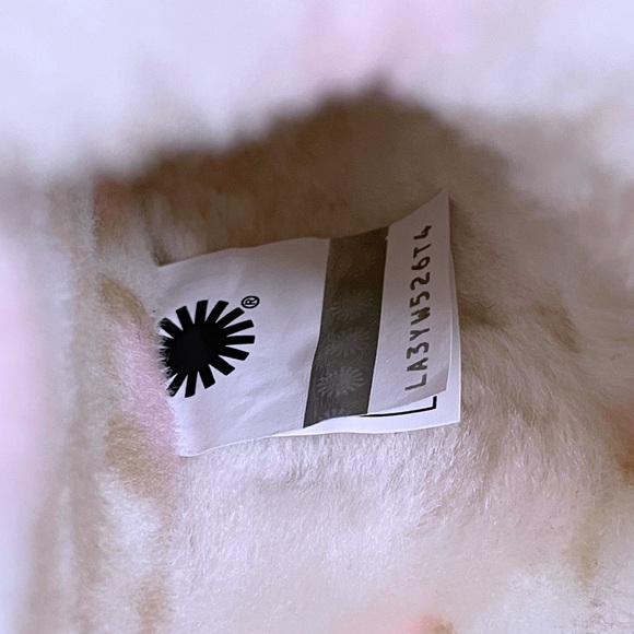 UGG Fluffita Panther Print Sheepskin Platform Slides In White - Picture 8 of 8